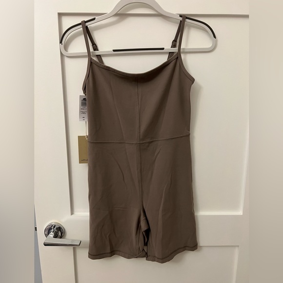 Aritzia divinity 7” jumpsuit in TAUPE - Picture 2 of 6